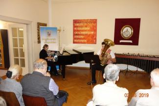 Tubist Elias Jesch in Begleitung mit Klavier