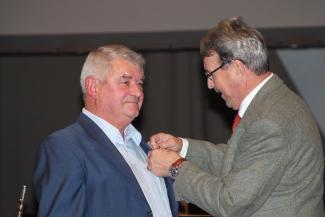 Manfred Schaden wurde das goldene Verdienstkreuz angesteckt.