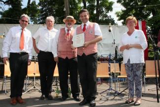 Der Wiener Balsmusikverband überreichte Kapellmeister Wolfgang Bergauer die Ehrennadel in Gold