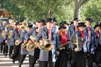 Und der Musikverein Leopoldau marschiert durch den Leopoldauer Platz...