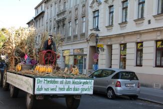 Der traditionelle Umzug zum Erntedankfest wird von den umliegenden Bauern organisiert.