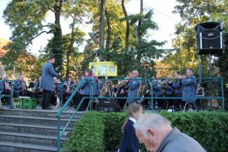 Der Musikverein Leopoldau auf der Bühne im Pfarrhof.