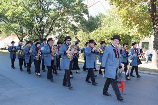 Der Musikverein Leopoldau beim Marschieren über den Leopoldauer Platz.