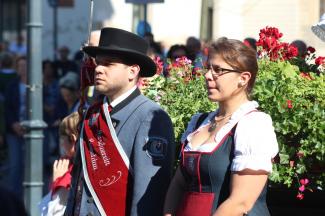 Stabführer Robert Nagl und Marketenderin Maria Schuller vor der Pfarrkirche