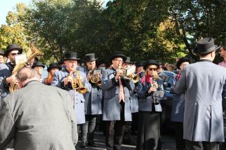 Der Musikverein Leopoldau beim Marschieren über den Leopoldauer Platz.