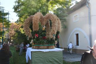 Die Erntekrone im Pfarrhof