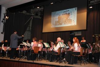 Kapellmeister Wolfgang Bergauer und das Orchester während dem spielen.