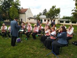 Kapellmeister Wolfgang Bergauer hat seine Musiker im Griff