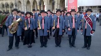 Der Musikverein Leopoldau in Marschformation.