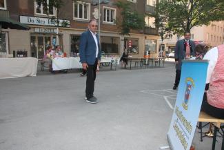 Bezirksvorsteher Leopold Plasch begrüßte uns am Südtiroler Platz.