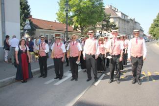 Die Marschaufstellung vor der Kirche wurde eingenommen.