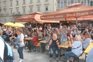 Das Publikum vorm Stephansdom ...