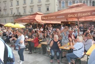 Das Publikum vorm Stephansdom ...