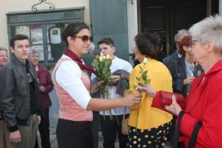Irene verteilt im Namen des Musikvereins einen kleinen Blumengruß.