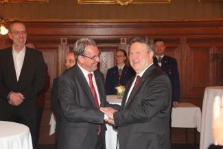 Ebenso schüttelten sich Altbürgermeister Dr. Michael Ludwig und WBV-Präsident Prof. Wolfgang Findl die Hände.