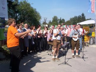 Ein Teil des Musikvereins beim präsentieren des Stückes "Wir baun a Haus".