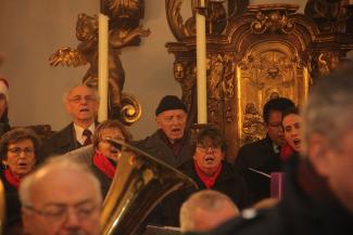 Die Sänger des Kirchenchors beim Vortragen der eingeprobten Stücke.