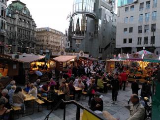 Selbst kurz vor dem Auftritt um ca. 19:00 waren noch viele Besucher am Stephansplatz.