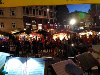 Ein Auftritt zu später Stunde hat durchaus Ähnlichkeiten zu einem Weihnachtsmarkt.