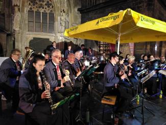 Unsere Musikerinnen und Musiker auf der Bühne vor dem Stephansdom.