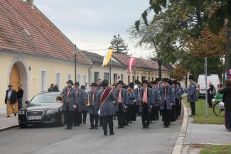 Der Musikverein Leopoldau zog in Marschformation durch den Leopoldauer Platz.