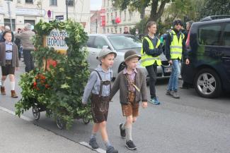 Die Burschen, die den Leiterwagen zogen.