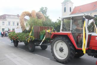 Die Erntekrone wurde vom Traktor durch den Leopoldauer Platz gezogen.