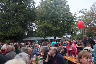 ... im schönen Pfarrgarten Platz nehmen.