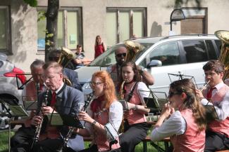 Im Vordergrund spielten die Klarinetten und Saxophone, im Hintergrund das Blech.