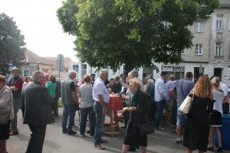 Die Besucher des Maibaumfestes.