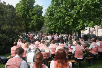 Blick über die Musiker zu den Besuchern.