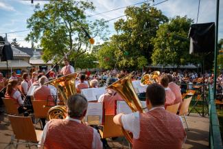 Der Blick aufs Sommerfest von unserem tiefen Register.