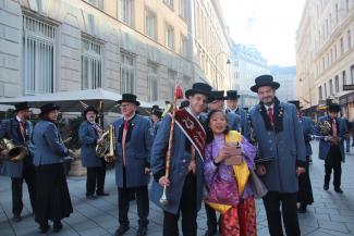 Obmann Robert Nagl und Kapellmeister Wolfgang Bergauer gemeinsam mit der Organisatorin Marizel Rojas.