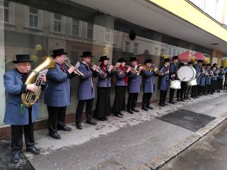 Der Musikverein Leopoldau suchte Regenschutz ...