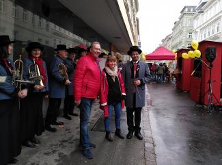 Bezirksvorsteher Franz Prokop, Bezirksgeschäftsführerin Stefanie Lamp und Kapellmeister Wolfgang Bergauer nach der Eröffnungsrede.