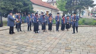 Der Musikverein Leopoldau hat schon Aufstellung vor der Kirche genommen.