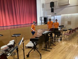 Die Orange Drummers bei ihrem Auftritt in der Musikschule Donaustadt.