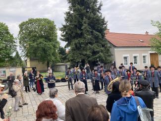 Nachdem die ersten Gäste des Gottesdienstes die Kirche verlassen haben...