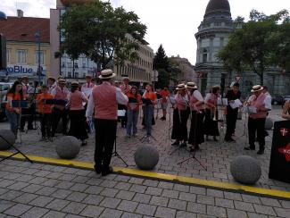 ... nahmen die Musizierenden die Konzertaufstellung ein.