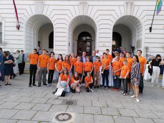 Die Orange-Corporation stellte sich vor dem Amtsgebäude auf.