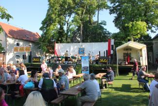 ... im schönen Pfarrgarten der Pfarre Leopoldau.