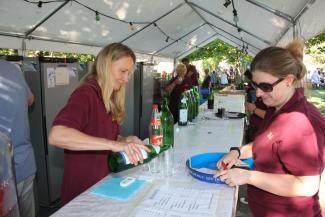 ..., Spritzer und Limonaden gab es als Durstlöscher!