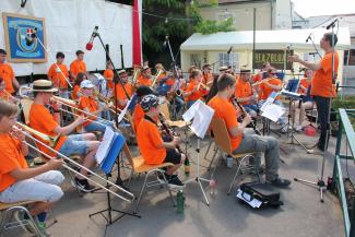 ... die Orange Corporation das Sommerfest ...