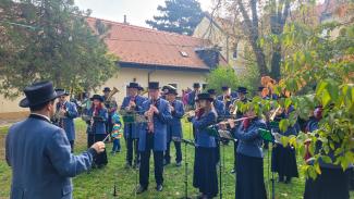 Der Musikverein Leopoldau nahm im Pfarrgarten...