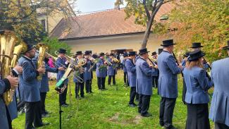 ... der Pfarre Leopoldau die Konzertaufstellung ein.