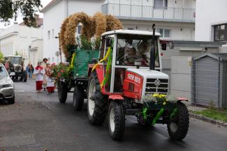 Die Erntekrone wurde wieder auch dieses Jahr wieder vom Traktor gezogen.