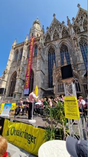 Der Musikverein Leopoldau und im Hintergrund der Steffl.