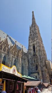 Der Stephansdom und im Vordergrund ein Standl.