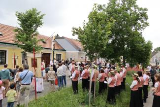 ... den Leopoldauer Platz entlang.