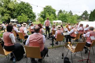 ... von der Bühne auf den belebten ...